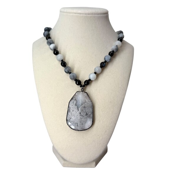 J Jill Beaded Necklace Agate Stone Pendant Gray White Black Cord Adjustable NWT - Picture 2 of 15